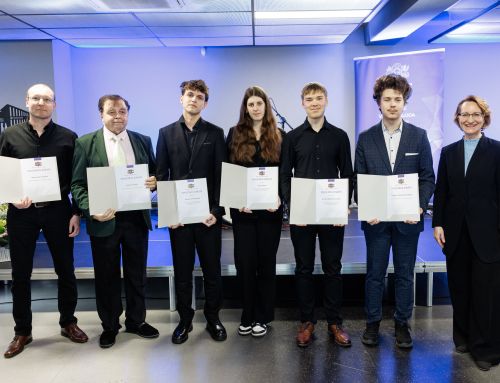 Dambretes treneris Kārlis Ozols un audzēknis Klāvs Norenbergs saņem IZM apbalvojumu