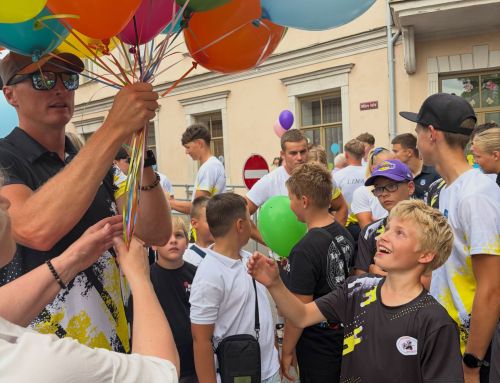 Sporta skolas saime kuplā pulkā devās “Limbažiem 800+3” svētku gājienā