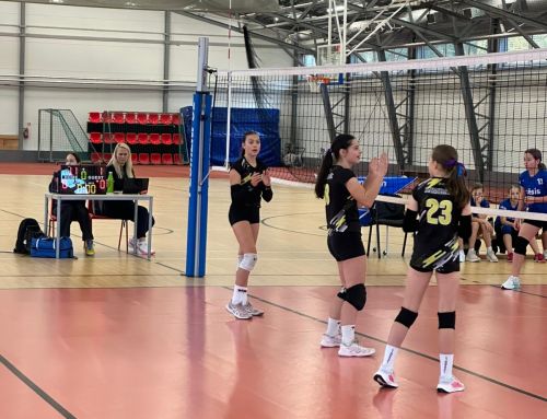 Ar uzvarām mājas spēlēs Latvijas Jaunatnes čempionātu uzsākušas U13 volejbolistes