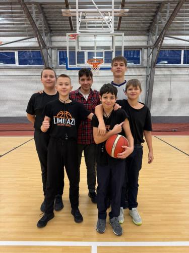 jaunie basketbola tiesnesi