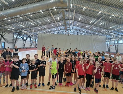 Skolēni sacenšas veiklībā Limbažu novada skolu sporta sacensībās stafetes