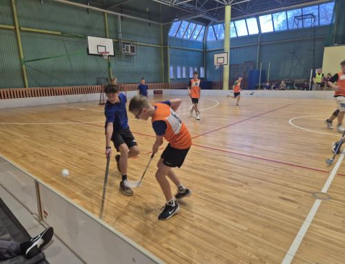 Spraigas 6.–7. klašu florbola cīņas Vidrižu sporta hallē